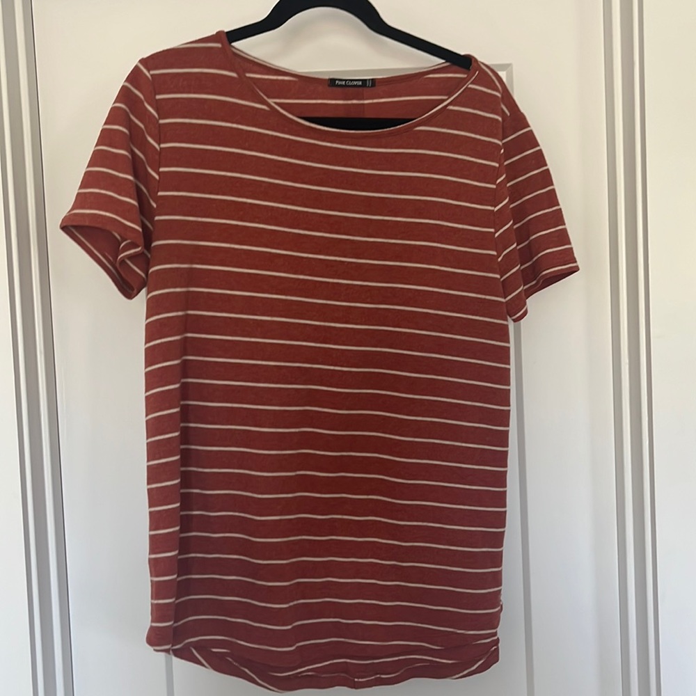 Comfy lounge burnt orange size L striped tee with button detail